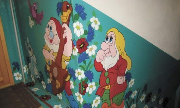 У луцькому під'їзді «поселилися» гноми і ведмідь. ФОТО